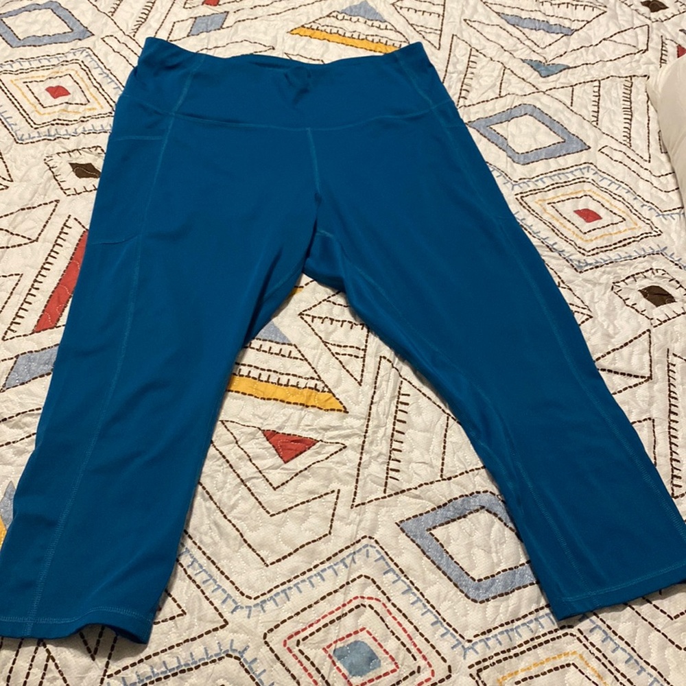 All In Motion Women’s Leggings Size XL With Two Side Pockets.